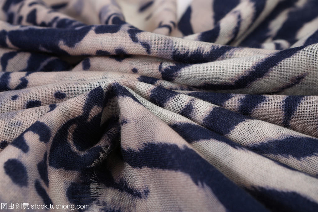 锦绣华章 中式风格面料围巾的纺织艺术