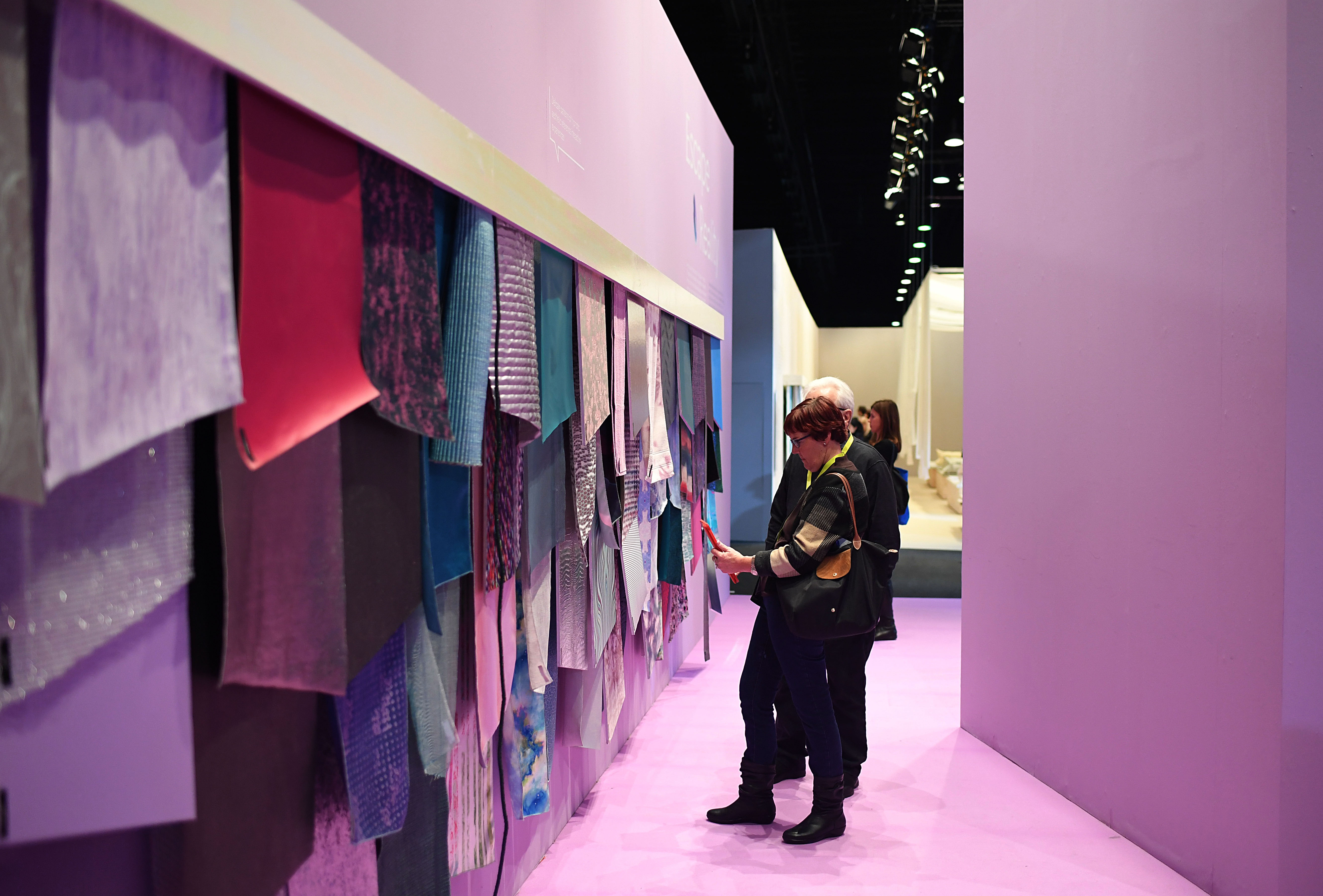 光影交织的纤维世界 上海国家会展中心纺织品展会拍摄全记录